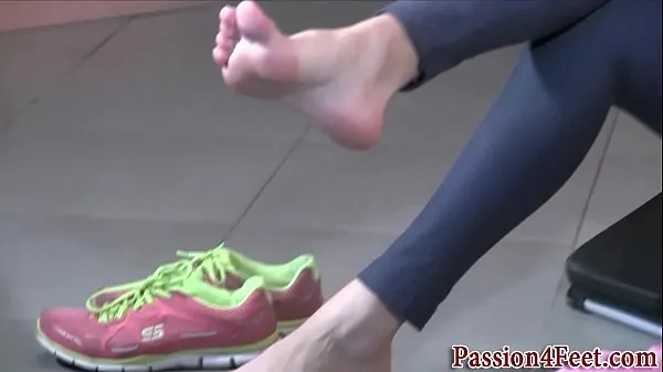 Big Bare feet at the gym clips Tube