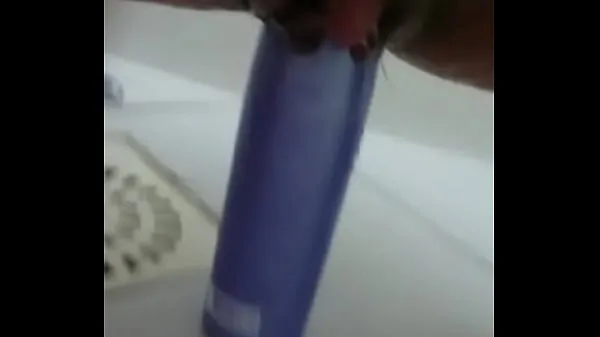 Tubo grande de Stuffing the shampoo into the pussy and the growing clitoris clipes
