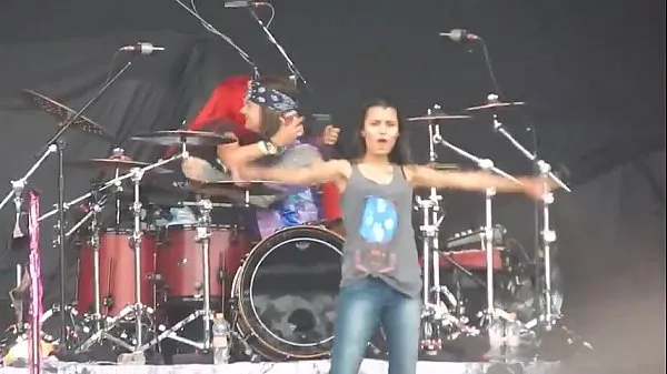 أنبوب Girl mostrando peitões no Monster of Rock 2015 مقاطع كبيرة