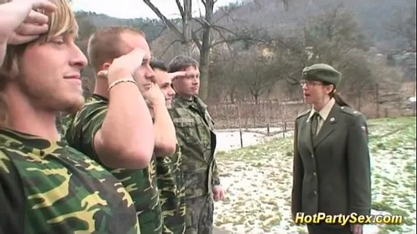 Tabung klip military lady gets soldiers cum besar