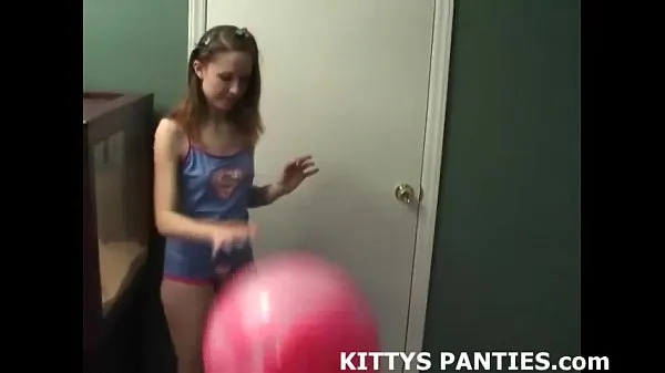 Grote 18yo Kitty playing with a puzzle in a miniskirt clipsbuis