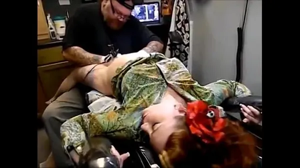 Veliki SCREAMING while tattooing posnetki Tube