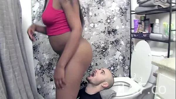 Nikki Ford Toilet Farts in Mouth Tiub klip besar