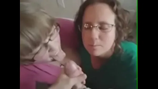 大的 Two amateur blowjob chicks receive cum on their face and glasses 剪辑 管 
