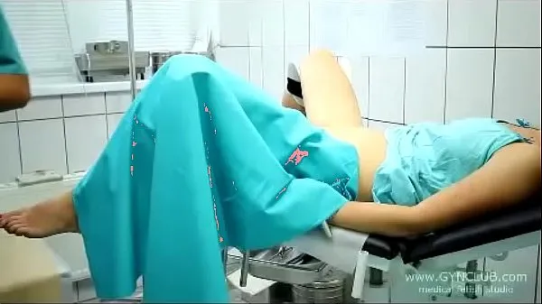 Stora beautiful girl on a gynecological chair (33 klipprör