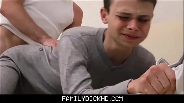 Grandi clip Cute Small Twink Stepson scopata dal suo patrigno arrapato durante un film Tubo