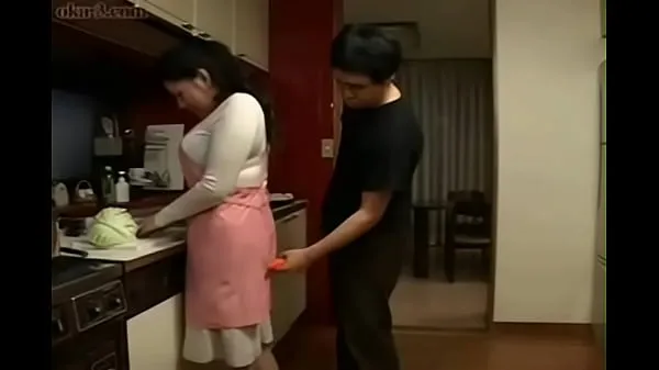 Grote Japanese Step Mom and Son in Kitchen Fun clipsbuis