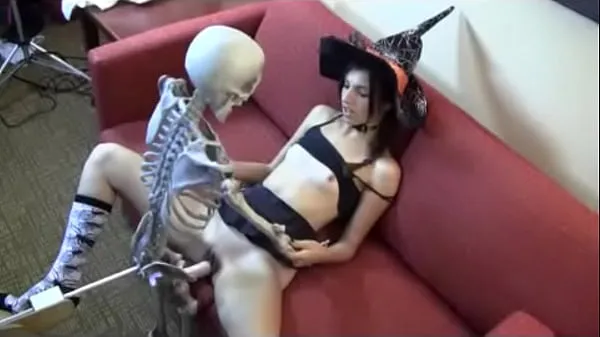 Who is she? Witch fucking skeleton Tiub klip besar