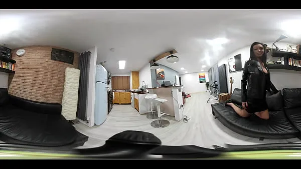 Большие 360 ° VR-видео, на котором сексуальная Лорен позирует в черной кожаной юбке и черной коже клипы, туб