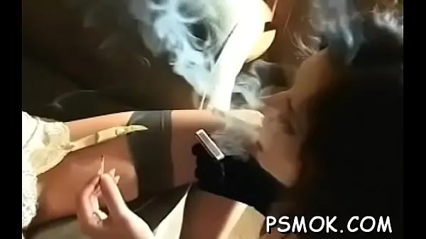 大的 Smoking scene with busty honey 剪辑 管 
