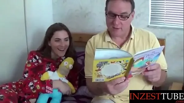 大的 step Daddy Reads Daughter a Bedtime Story 剪辑 管 