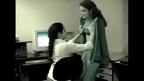 大きな Two young Indian Lesbians have fun in the office クリップ チューブ