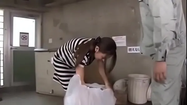 Tabung klip Japanese girl fucked while taking out the trash besar