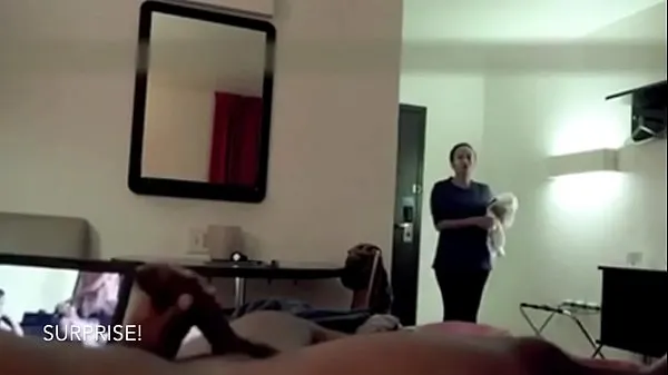 Tabung klip Hotel Maid Catches Him Jerking and Watches Him Cum besar