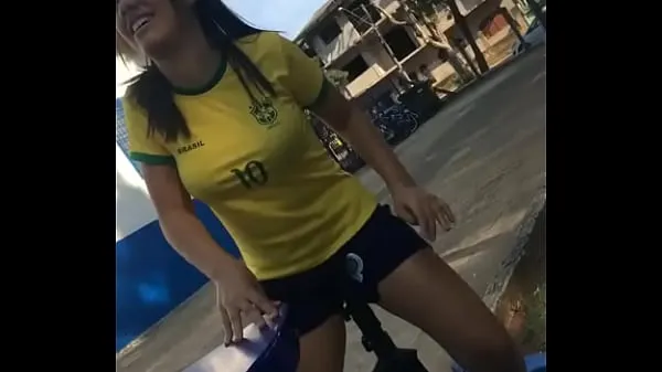 Nagy Brunette with Brazilian shirt sitting hot on cock klipcső