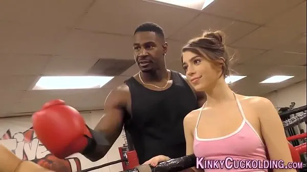 Ống Domina cuckolds in boxing gym for cum clip lớn