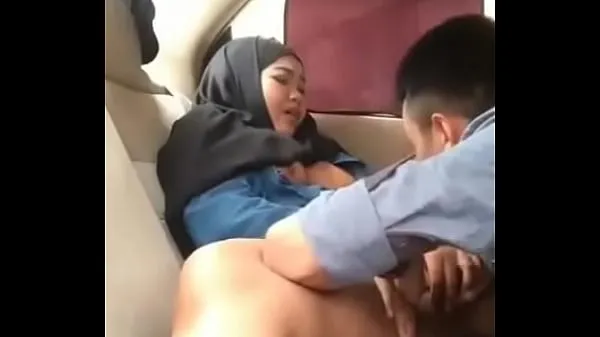 Stora Hijab girl in car with boyfriend klipprör