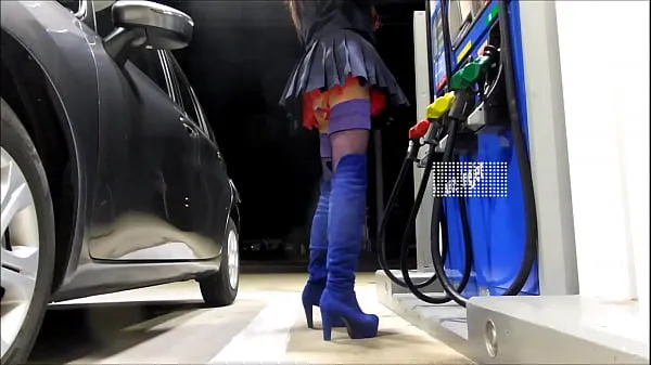 大的 Crossdresser Mini Skirt in Public --Gas station 剪辑 管 