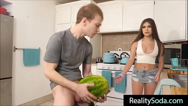 Ống step Brother fucks stepsister instead of watermelon clip lớn