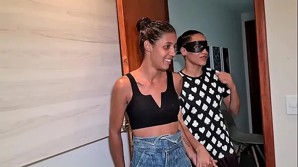 คลิปใหญ่ Brazilian lesb girl present her teen girlfriend with a group sex and can´t just look it - Trailler Tube