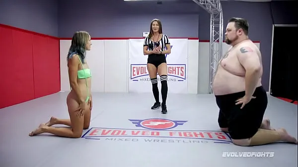 Büyük Mixed Wrestling Fight with Vinnie O'Neil wrestling newcomer Stacey Daniels and getting sucked klipleri Tüp