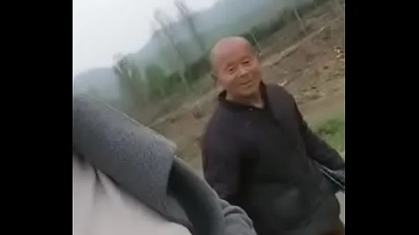 Ống The kinky baby seduce the old man to find pleasure in the wild clip lớn