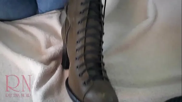 Grote Look, what mighty heels! I can step on your balls with my heel! Oooh, fetishist! Maybe I should step on your face? Or step on your dick? The laces are strong! I can tie your dick! Smell the new skin of my boots! You can cum! Come to me more often clipsbuis