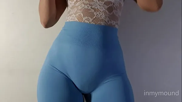 大的 Puffy pussy girl in blue leggings and a big tits showing off 剪辑 管 