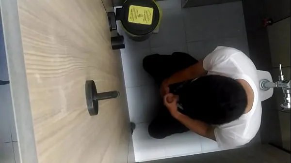 بڑی Boy caught wanking on restroom کلپس ٹیوب