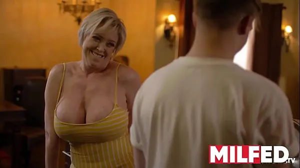 أنبوب Mother-in-law Seduces him with her HUGE Tits (Dee Williams) — MILFED مقاطع كبيرة