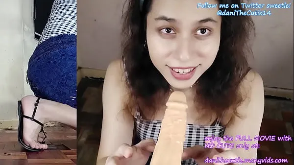 Store hottie tgirl DaniTheCutie plays with her sexy feet and curvy soles klipp Tube