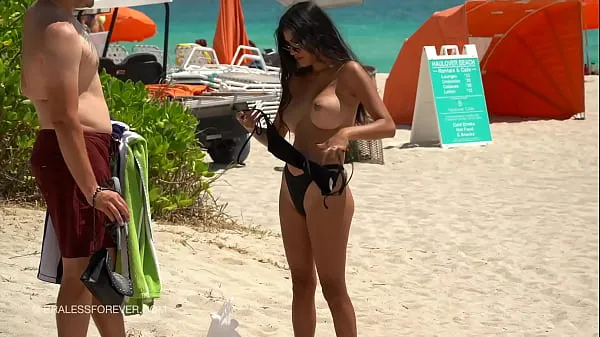 Veliki Huge boob hotwife at the beach posnetki Tube