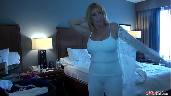 Store Busty mature puts on some clothes after posing nude klipp Tube