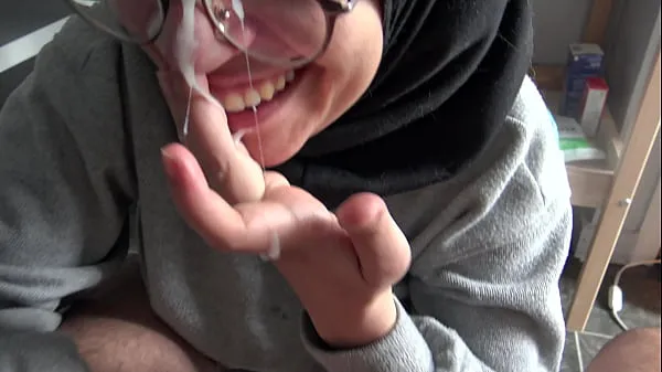 Büyük A Muslim girl is disturbed when she sees her teachers big French cock klipleri Tüp