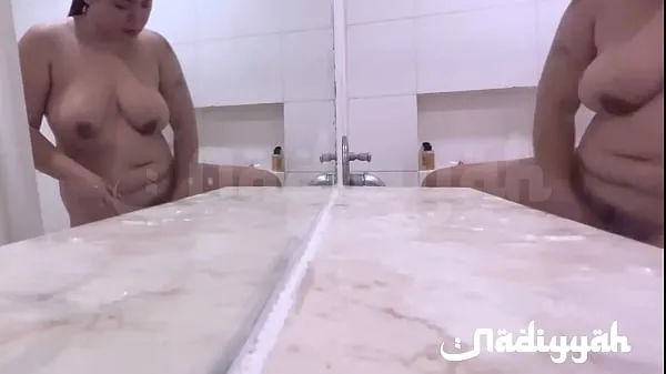 Veliki Beautiful Arab Chubby Wife with Big Tits Taking a Bath posnetki Tube