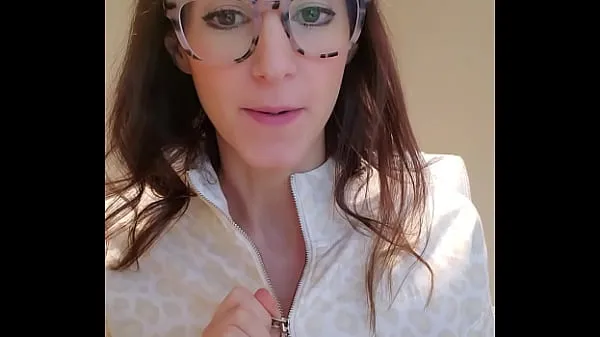 Grote Hotwife in glasses, MILF Malinda, using a vibrator at work clipsbuis