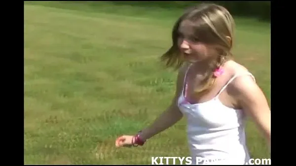 Tabung klip Innocent teen Kitty flashing her pink panties besar